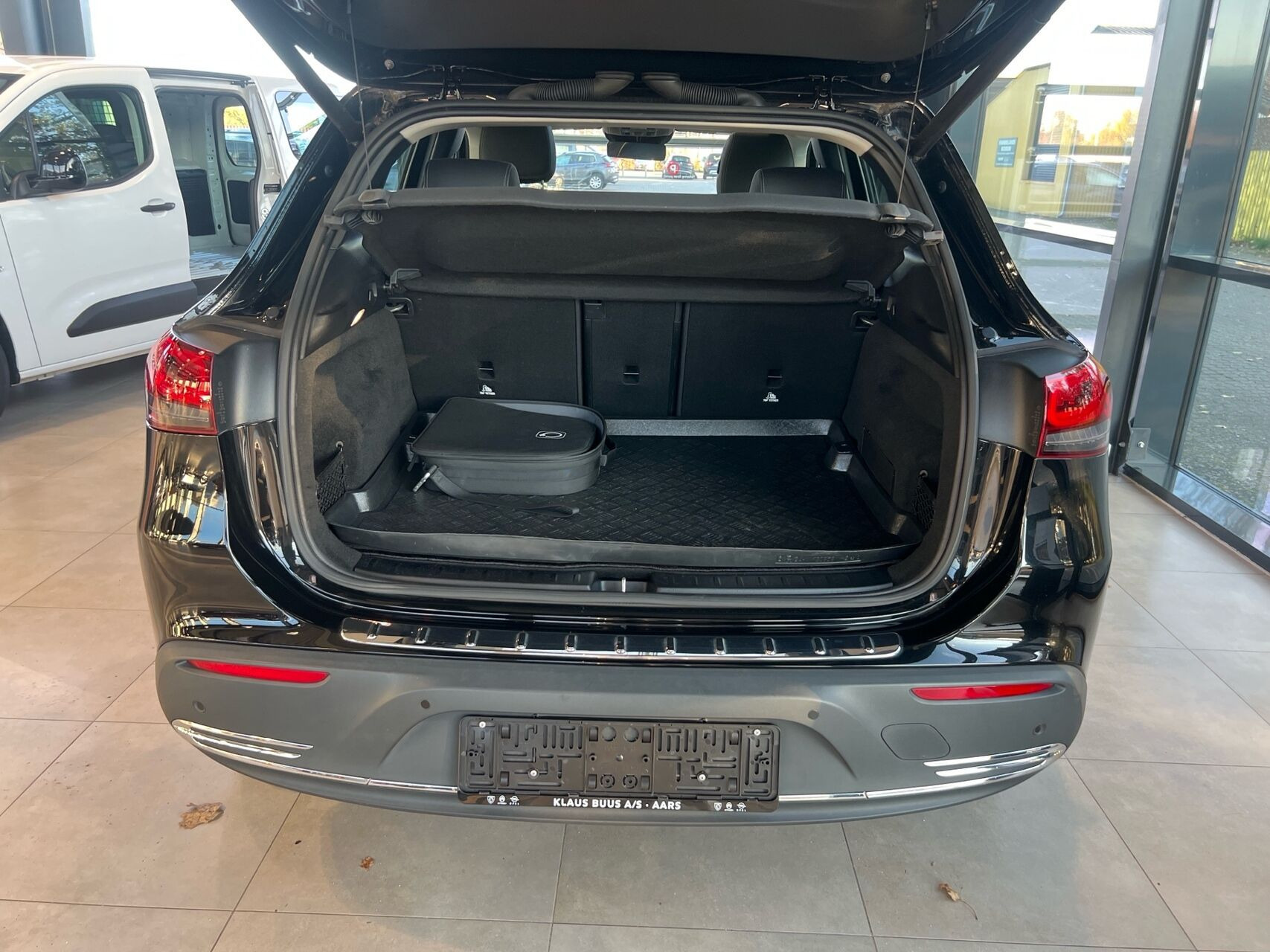 Sort Mercedes EQA250+ fra 2023