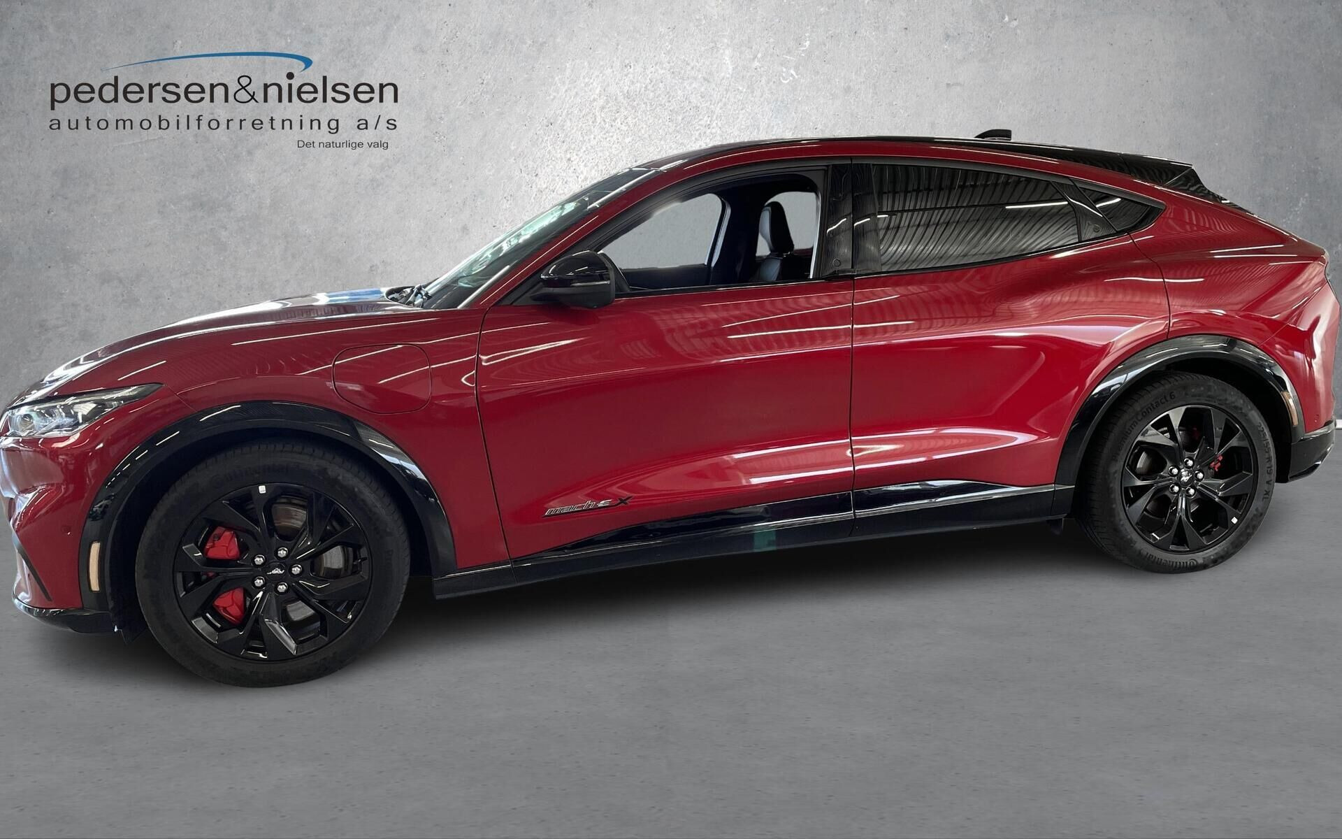 Rød Ford Mustang Mach-E fra 2023