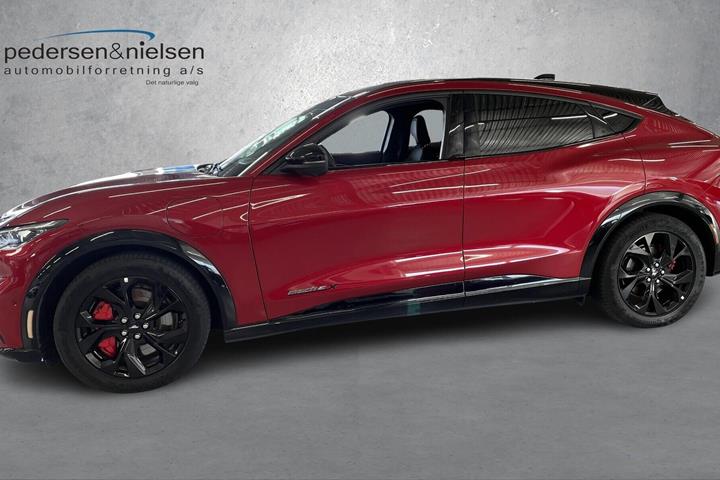 Rød Ford Mustang Mach-E fra 2023