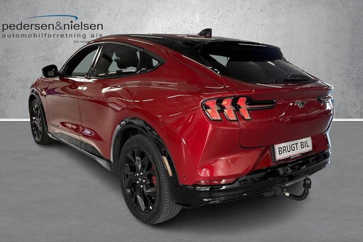 Rød Ford Mustang Mach-E fra 2023