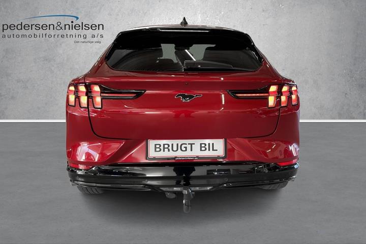 Rød Ford Mustang Mach-E fra 2023
