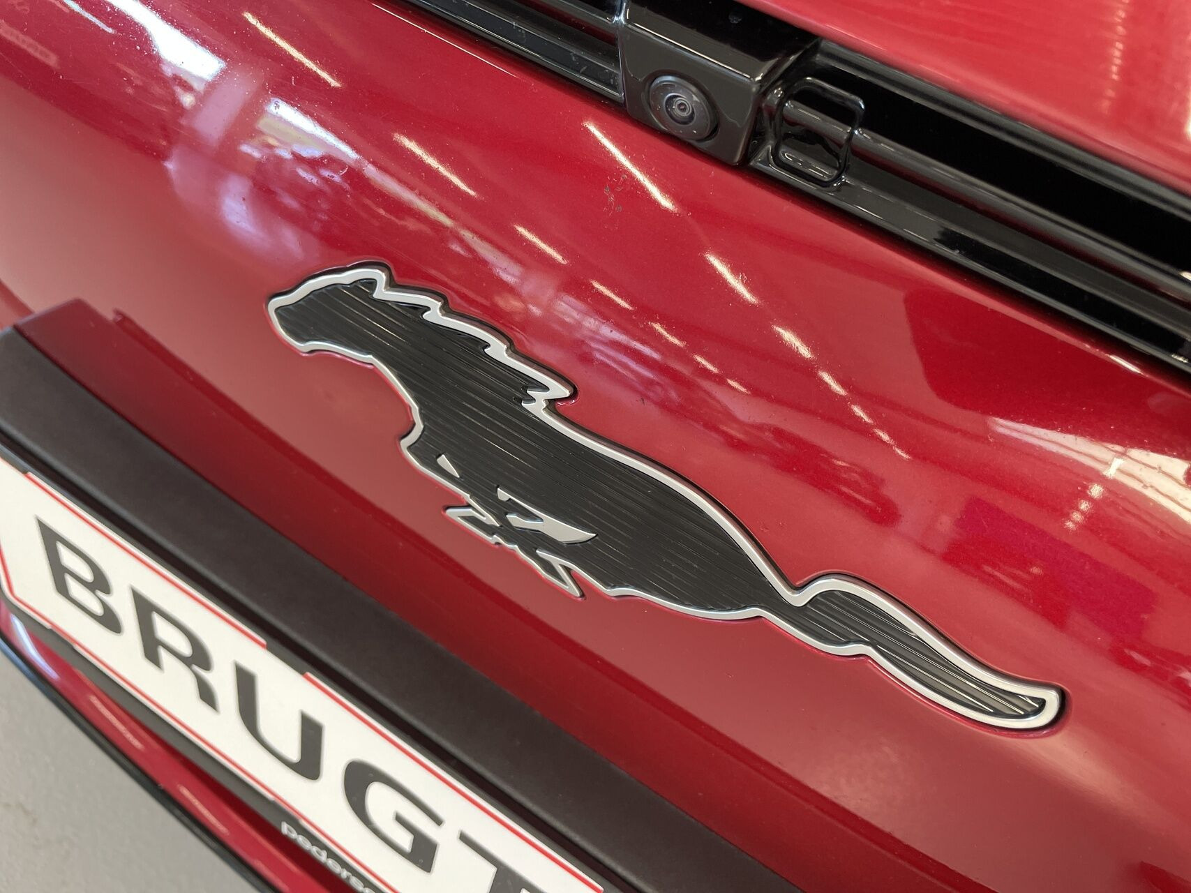 Rød Ford Mustang Mach-E fra 2023