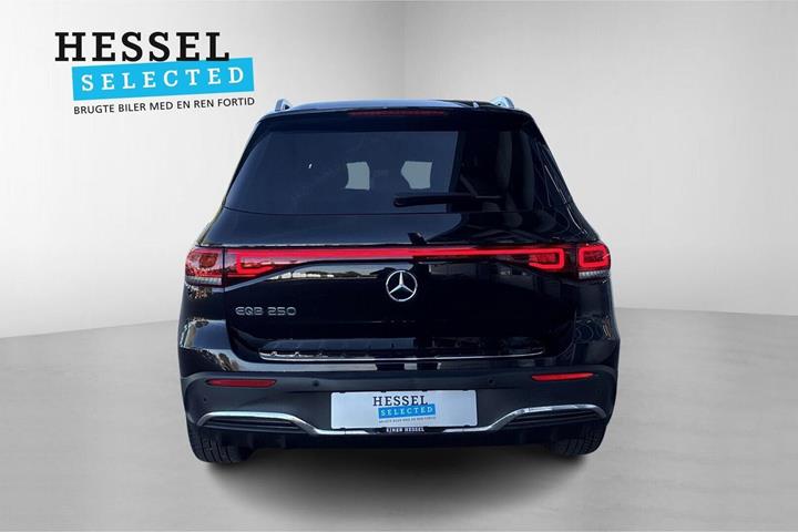 Sort Mercedes EQB250 fra 2023