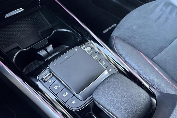 Sort Mercedes EQB250 fra 2023