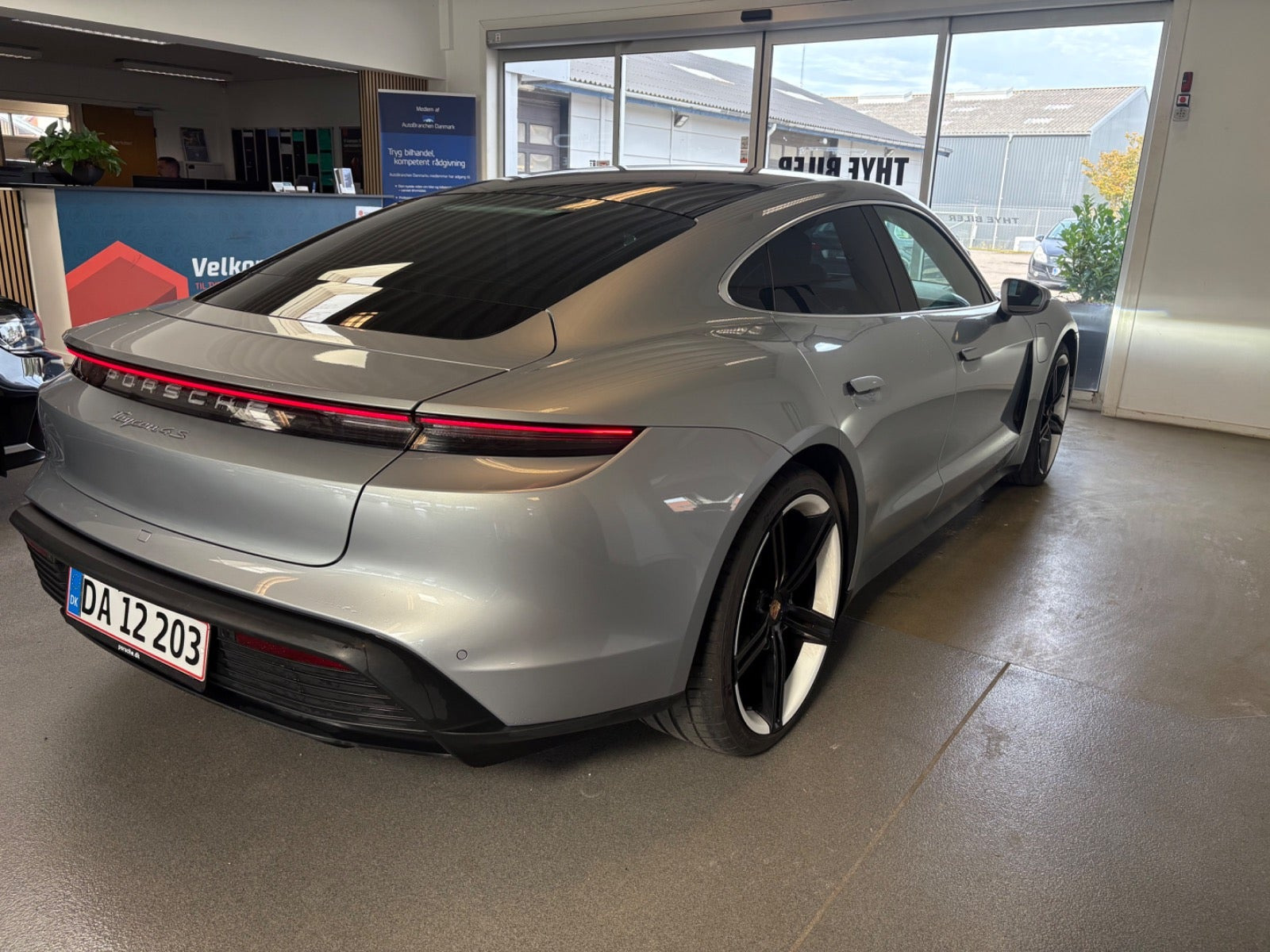 Sølv Porsche Taycan 4S fra 2021