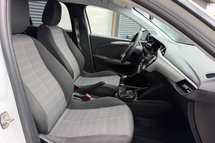 Hvid Opel Corsa fra 2020