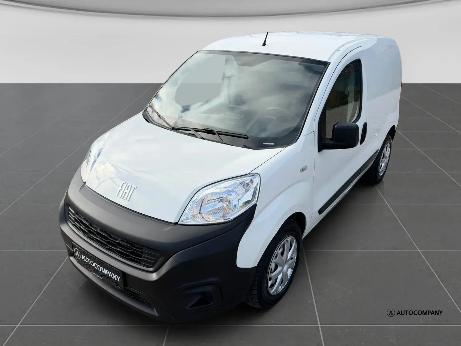 Hvid Fiat Fiorino fra 2022 set udefra