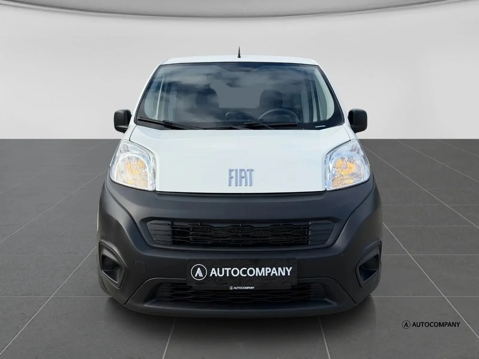 Hvid Fiat Fiorino fra 2022 set udefra