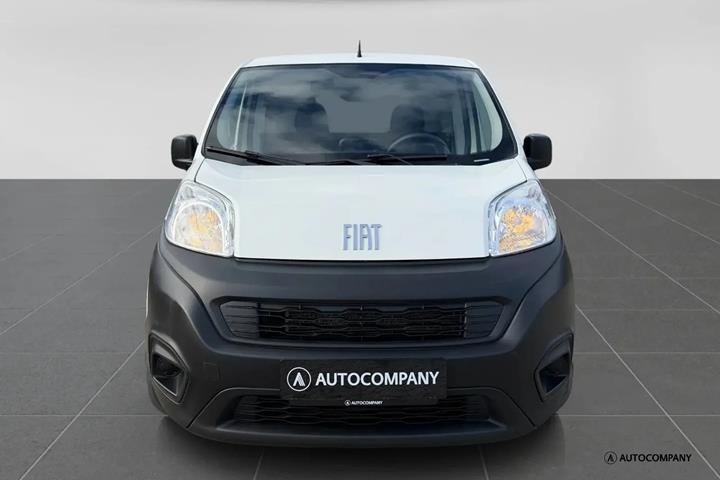 Hvid Fiat Fiorino fra 2022 set udefra
