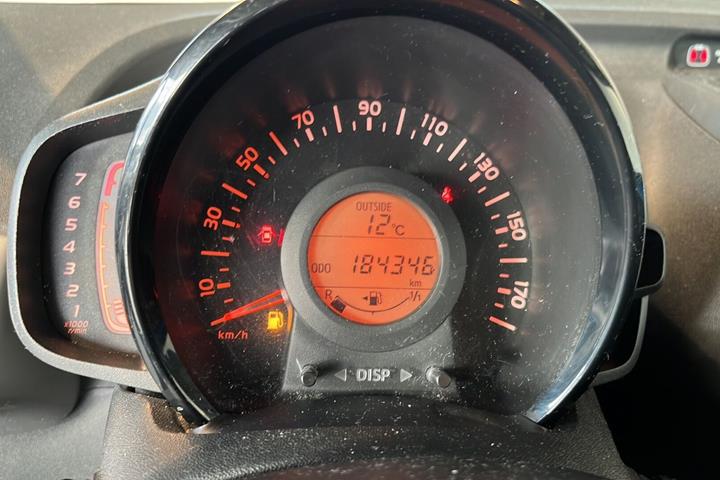 Blå Peugeot 108 fra 2016