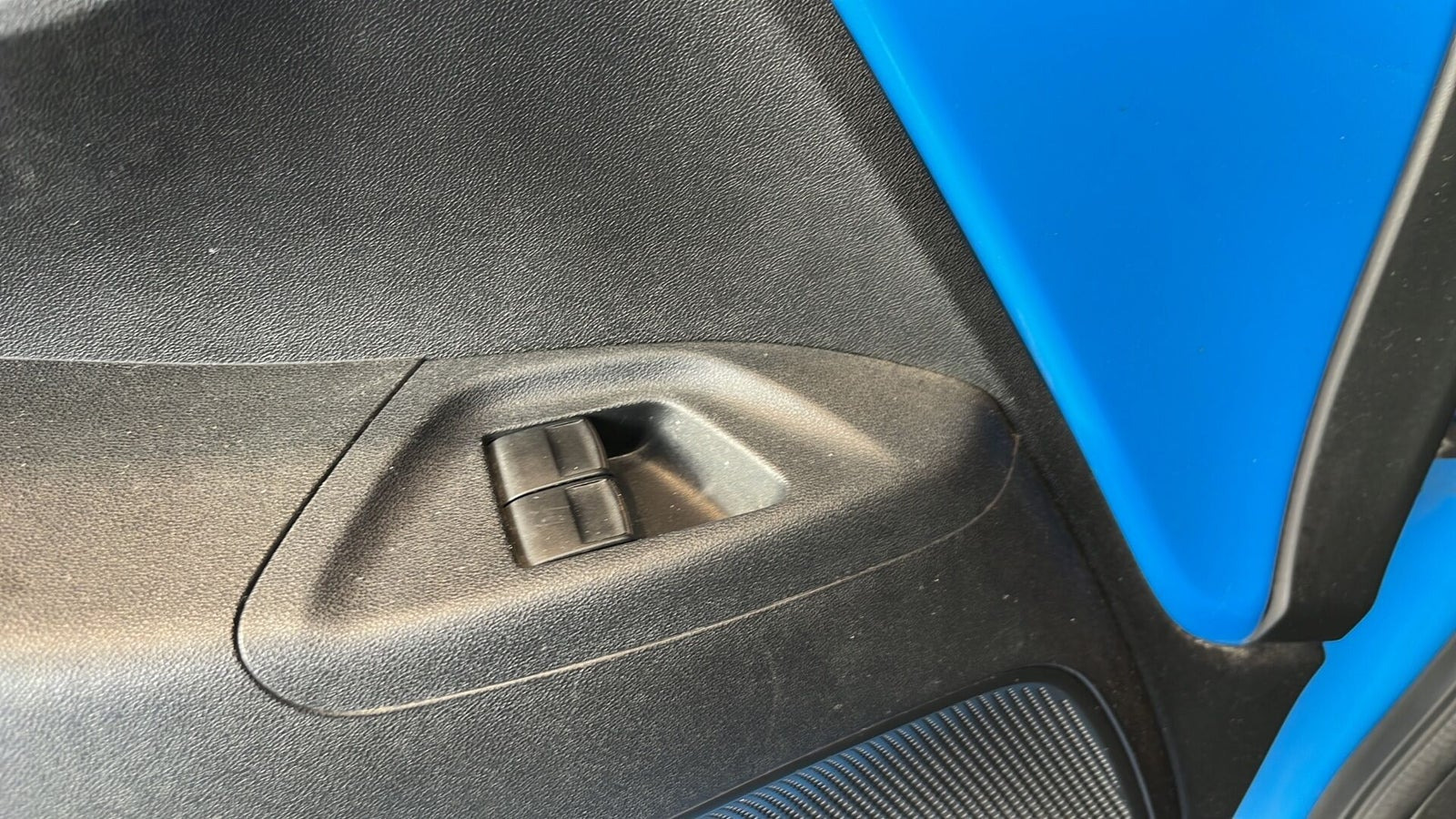 Blå Peugeot 108 fra 2016