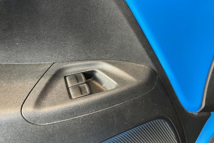 Blå Peugeot 108 fra 2016