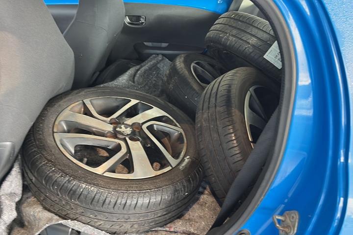 Blå Peugeot 108 fra 2016
