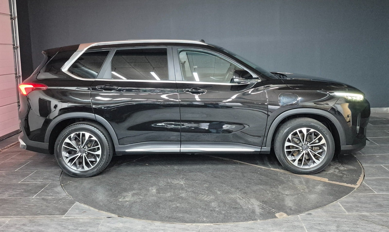 Sort Maxus Euniq6 fra 2023