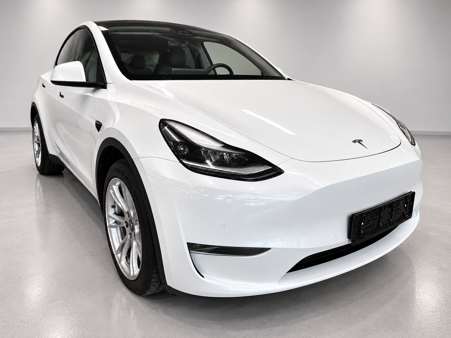 Hvid Tesla Model Y fra 2022