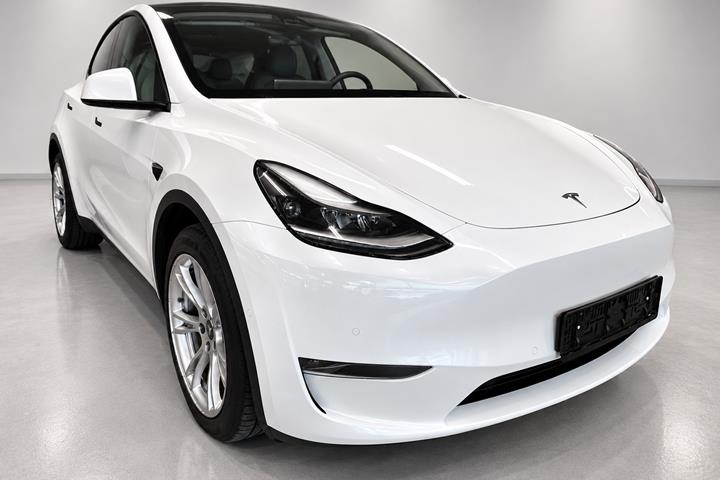 Hvid Tesla Model Y fra 2022