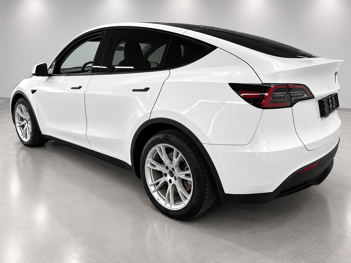 Hvid Tesla Model Y fra 2022
