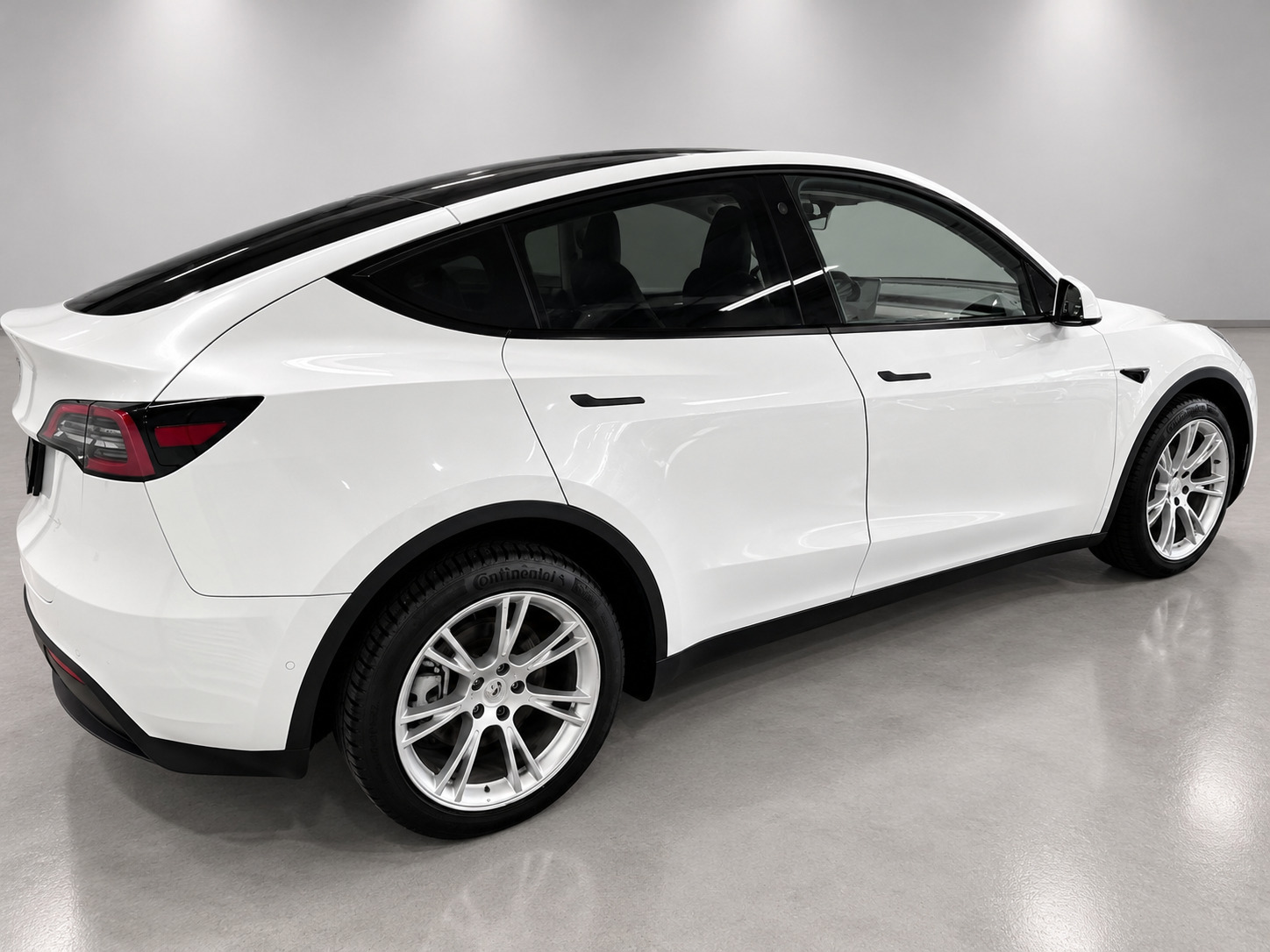 Hvid Tesla Model Y fra 2022
