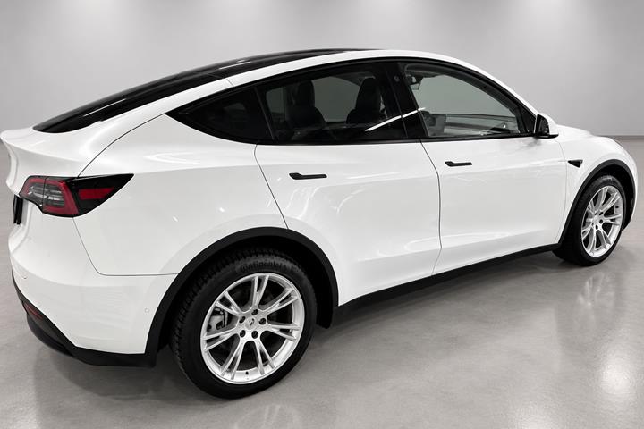 Hvid Tesla Model Y fra 2022