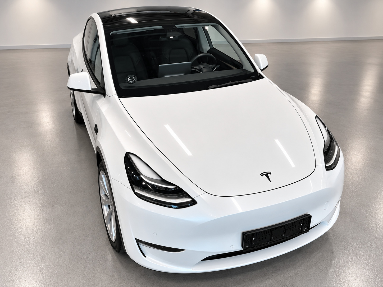 Hvid Tesla Model Y fra 2022