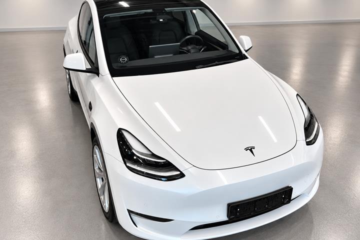 Hvid Tesla Model Y fra 2022
