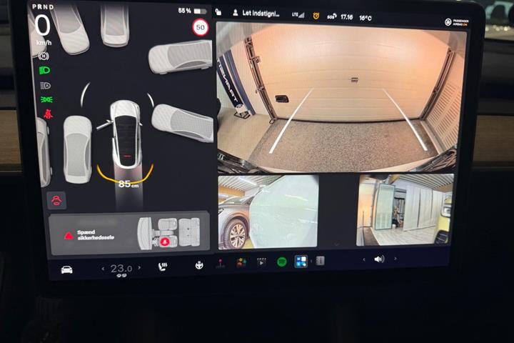 Hvid Tesla Model Y fra 2022
