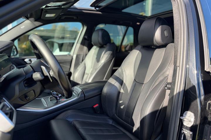 Grøn BMW X5 fra 2022
