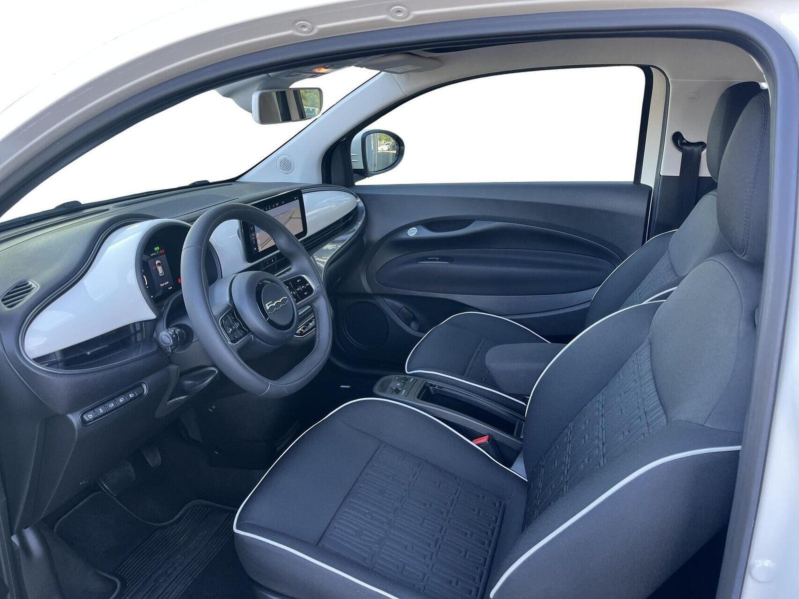Hvid Fiat 500e fra 2023