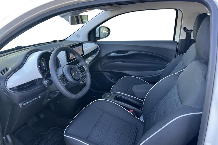 Hvid Fiat 500e fra 2023