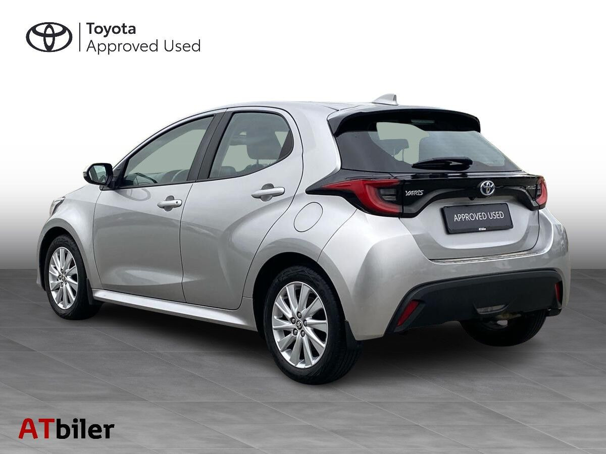 Sølv Toyota Yaris fra 2022
