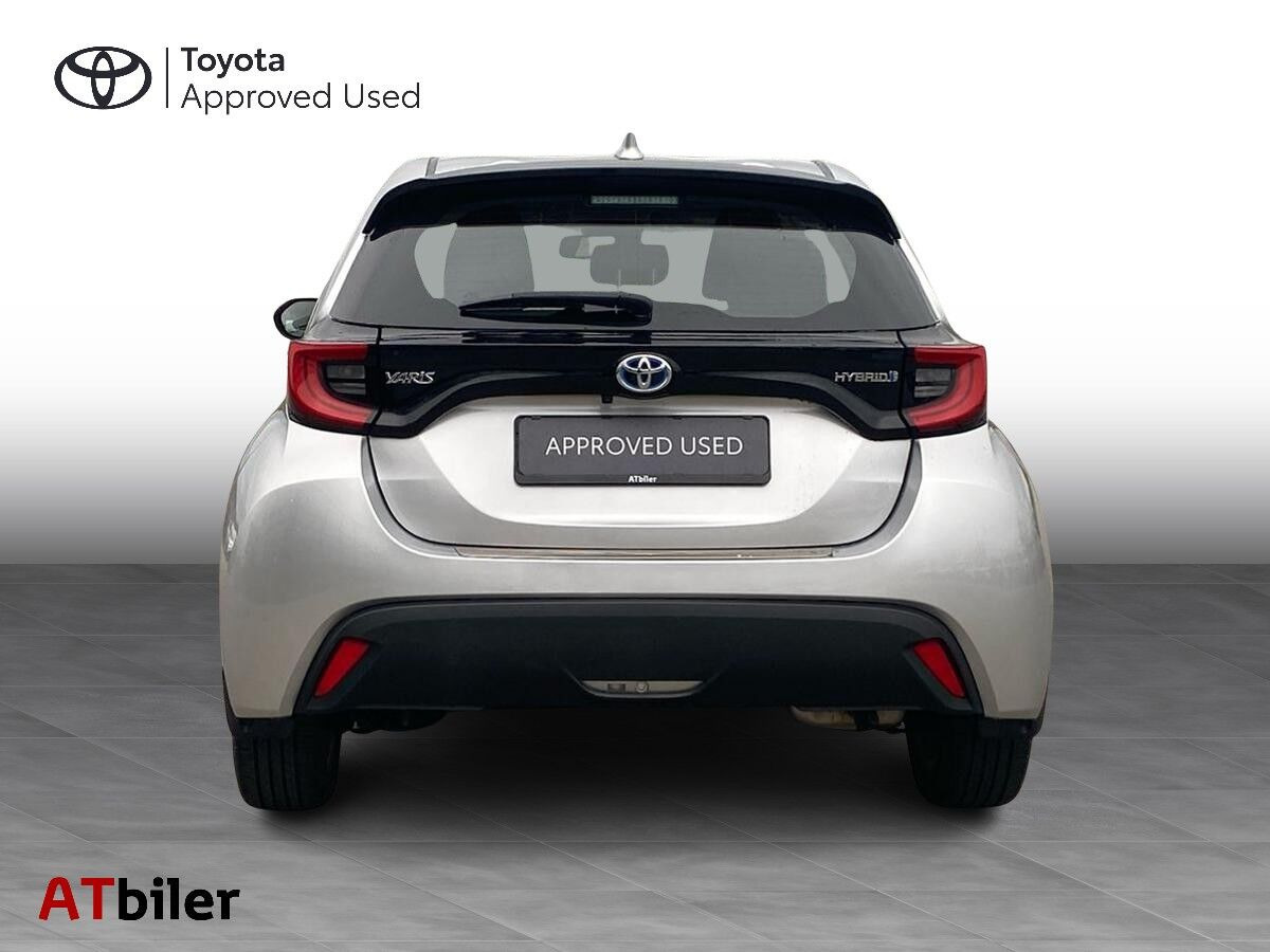 Sølv Toyota Yaris fra 2022