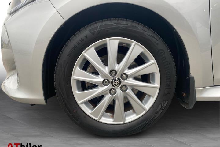 Sølv Toyota Yaris fra 2022