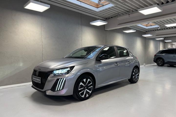 Grå Peugeot e-208 fra 2025