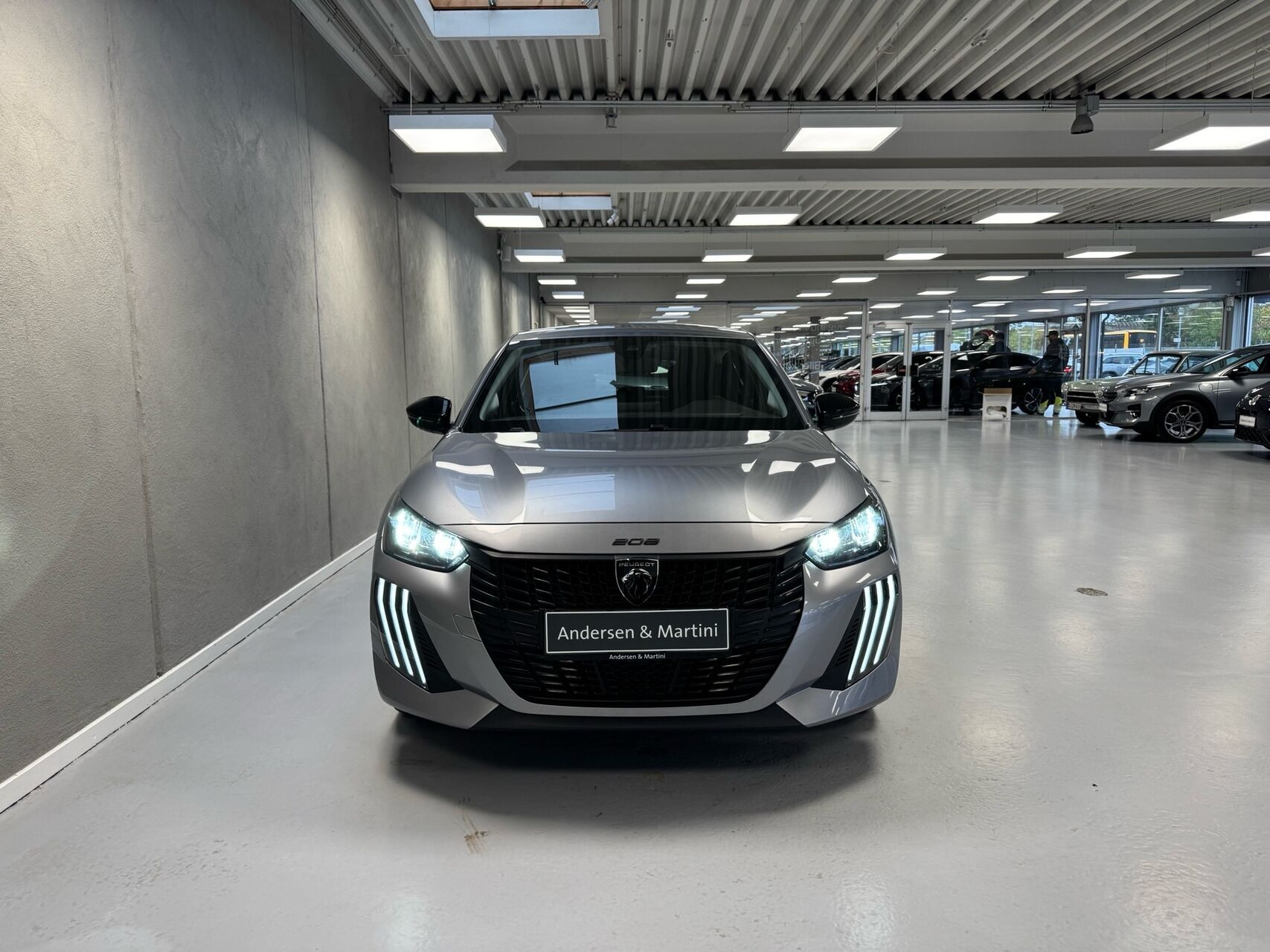 Grå Peugeot e-208 fra 2025