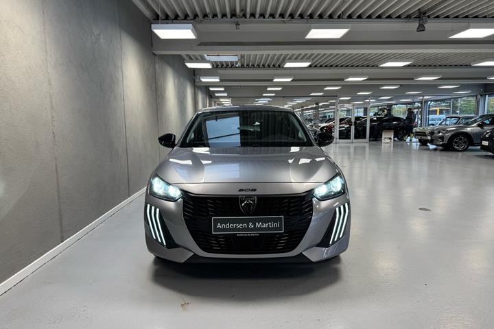 Grå Peugeot e-208 fra 2025