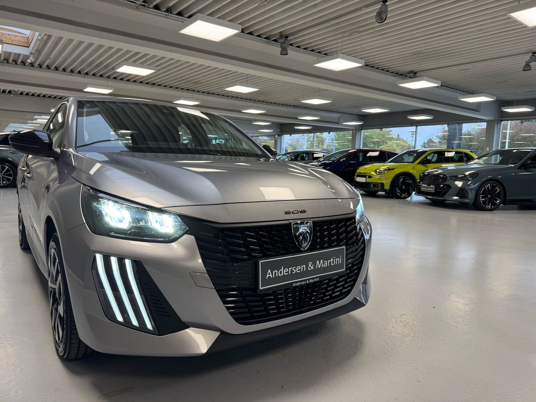 Grå Peugeot e-208 fra 2025