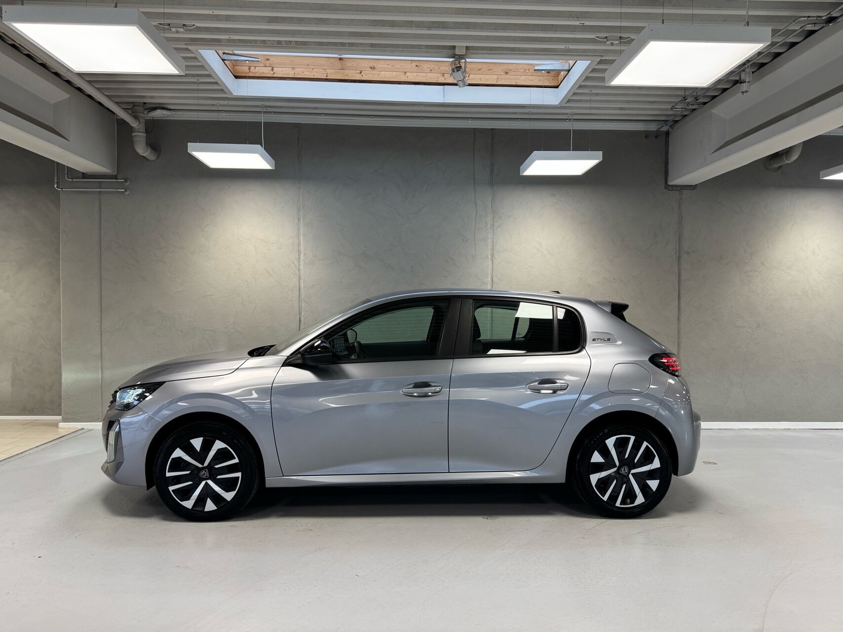 Grå Peugeot e-208 fra 2025