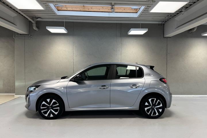 Grå Peugeot e-208 fra 2025