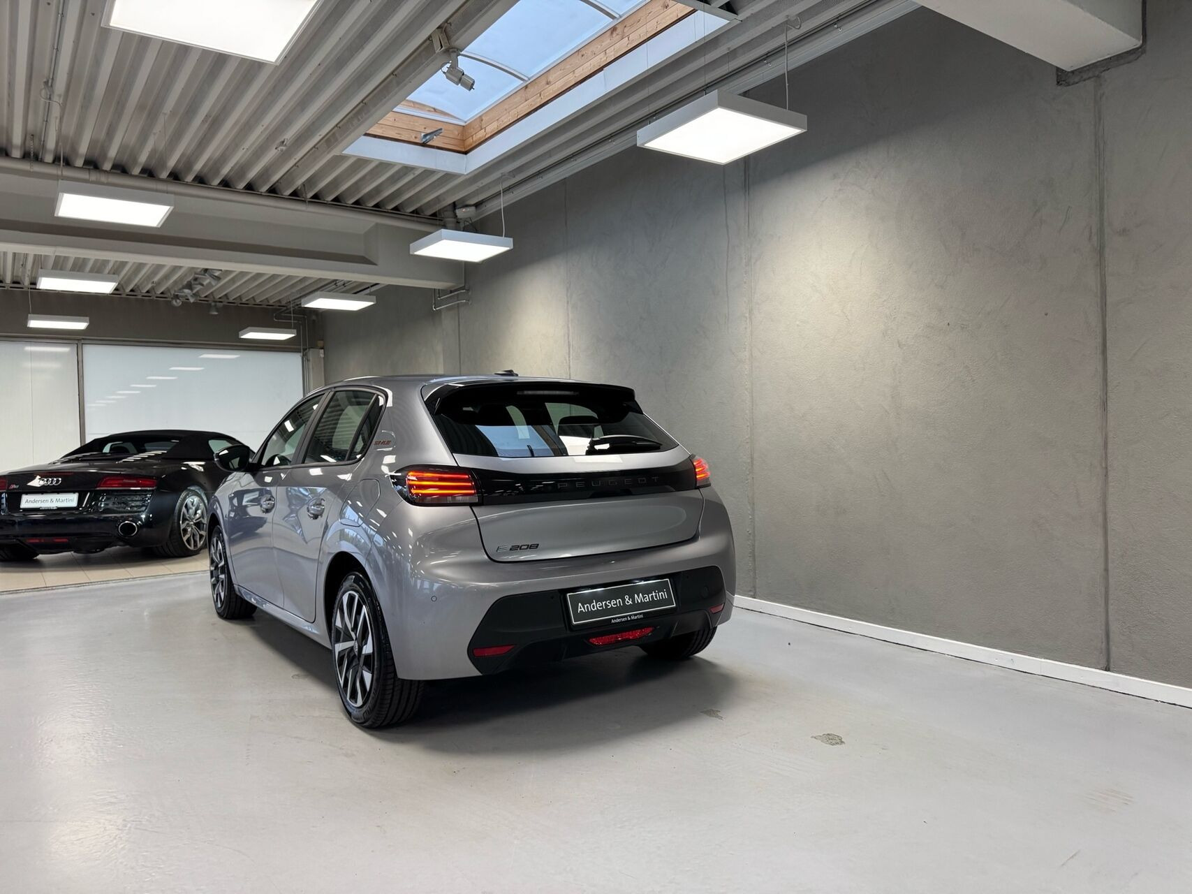 Grå Peugeot e-208 fra 2025