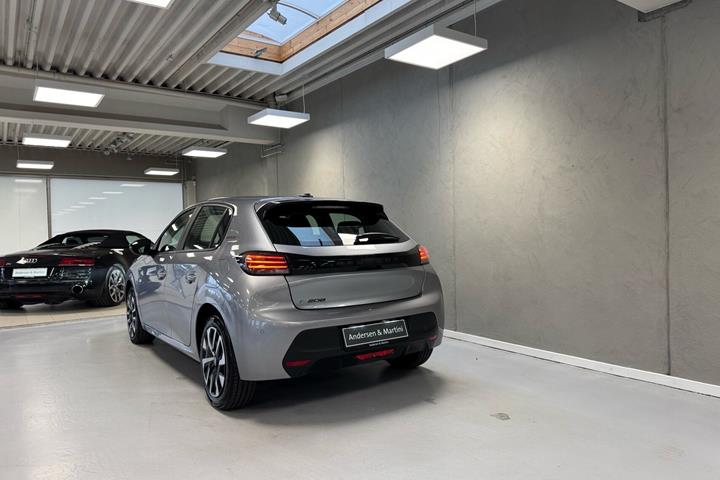 Grå Peugeot e-208 fra 2025
