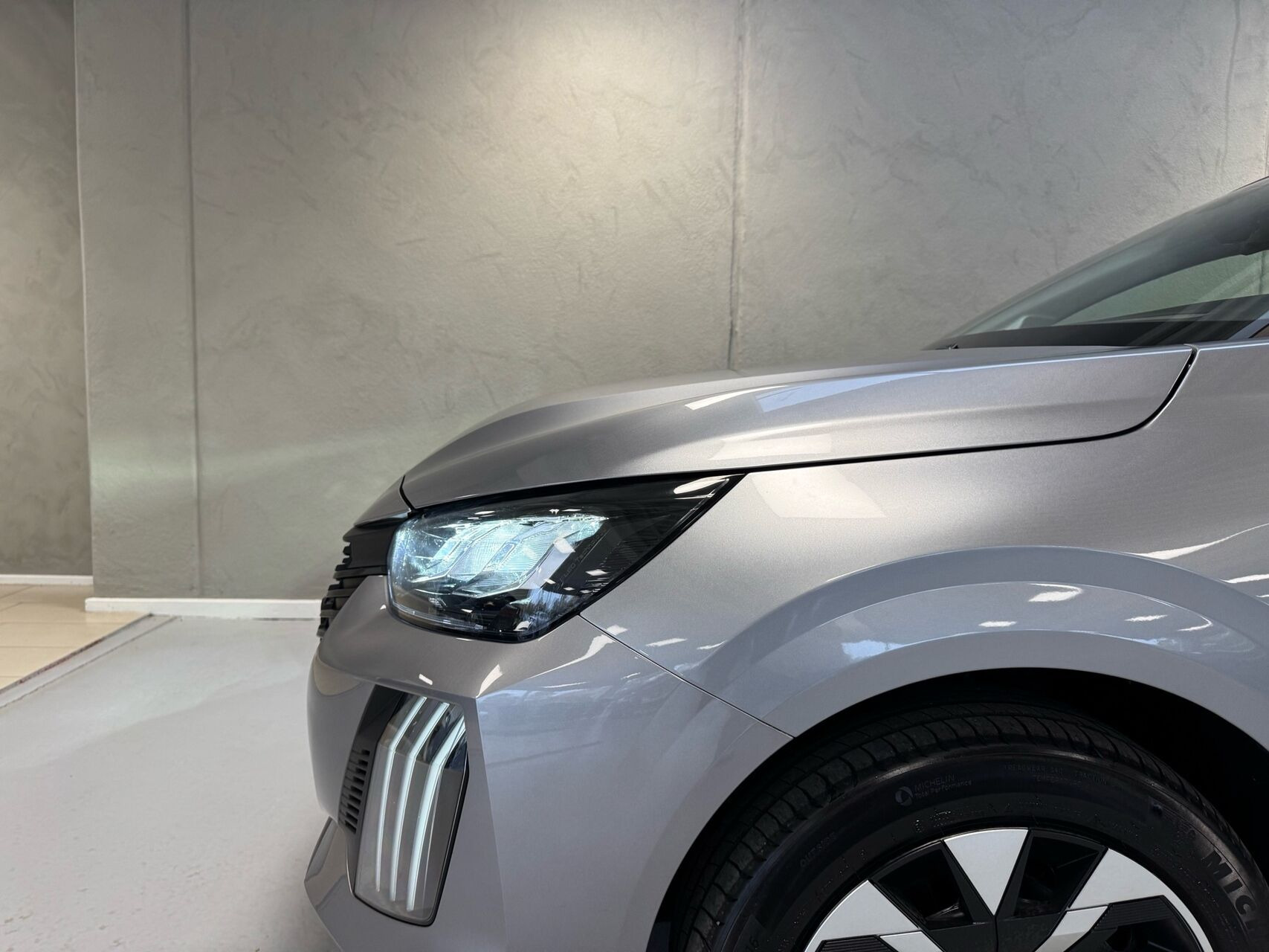 Grå Peugeot e-208 fra 2025