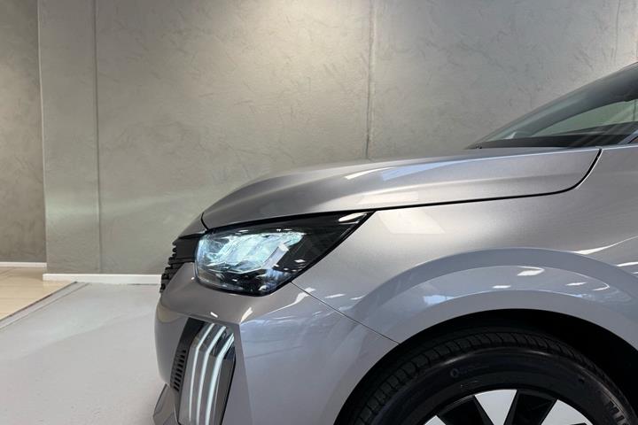 Grå Peugeot e-208 fra 2025