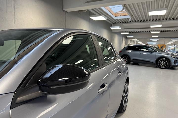 Grå Peugeot e-208 fra 2025