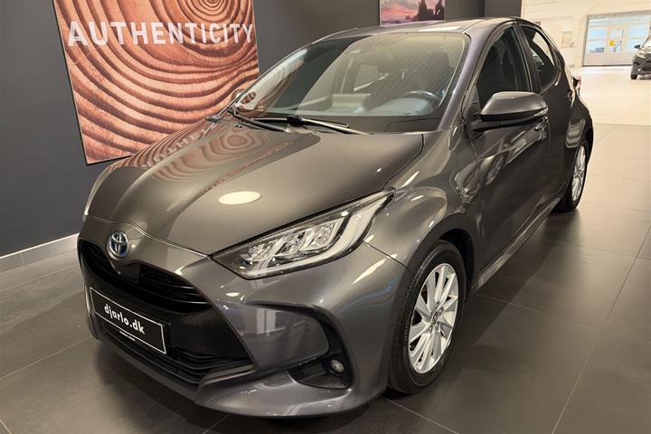 Grå Toyota Yaris fra 2021