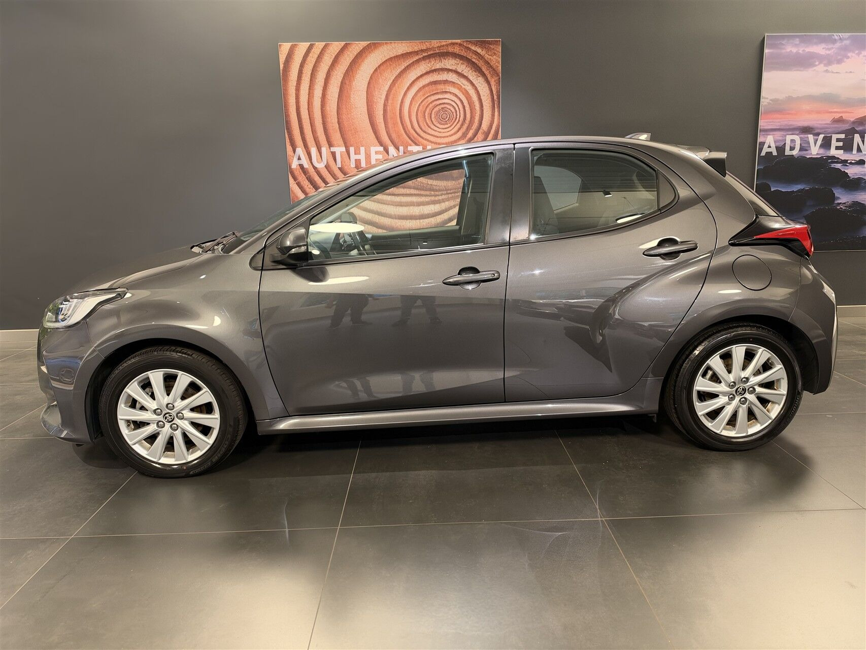 Grå Toyota Yaris fra 2021