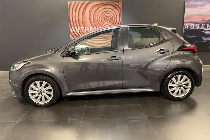 Grå Toyota Yaris fra 2021