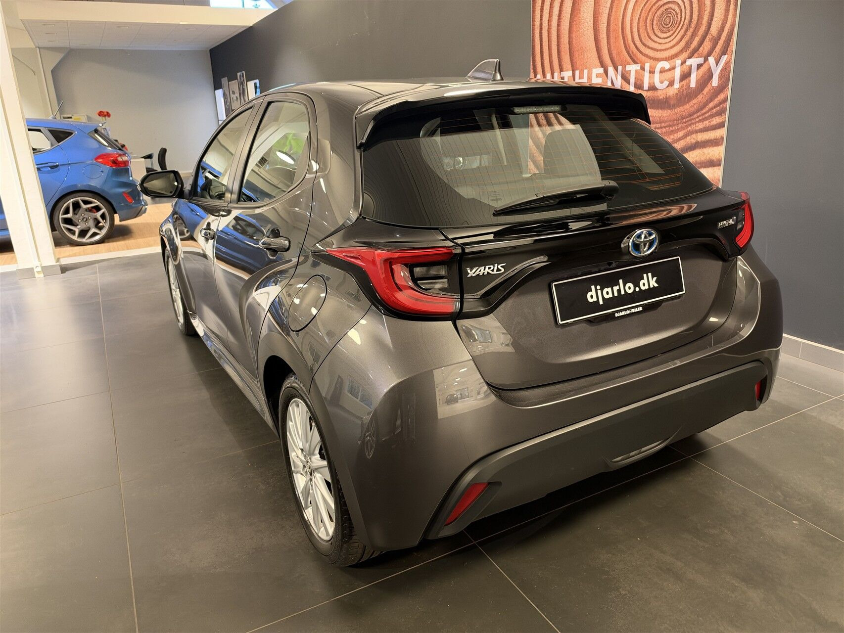 Grå Toyota Yaris fra 2021