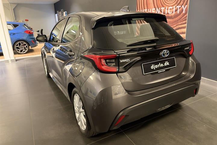 Grå Toyota Yaris fra 2021