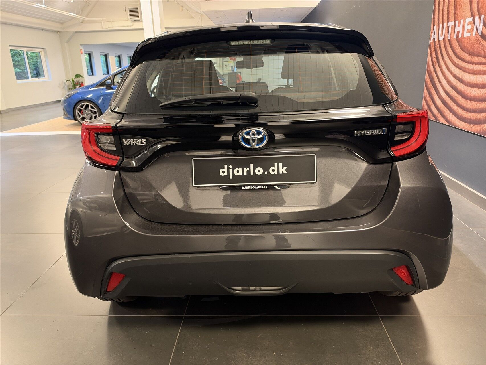 Grå Toyota Yaris fra 2021