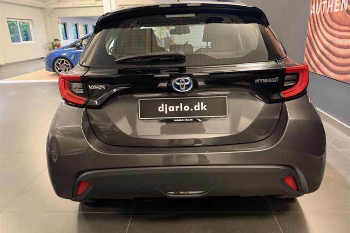 Grå Toyota Yaris fra 2021